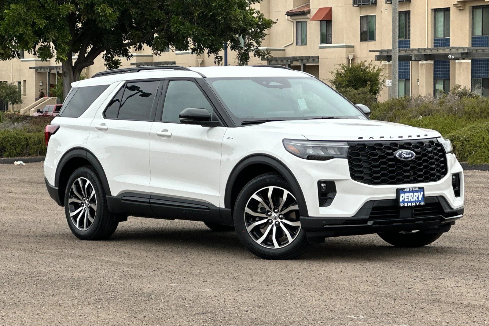 New 2026 Star White Metallic Tri-Coat Ford ST-Line image 1