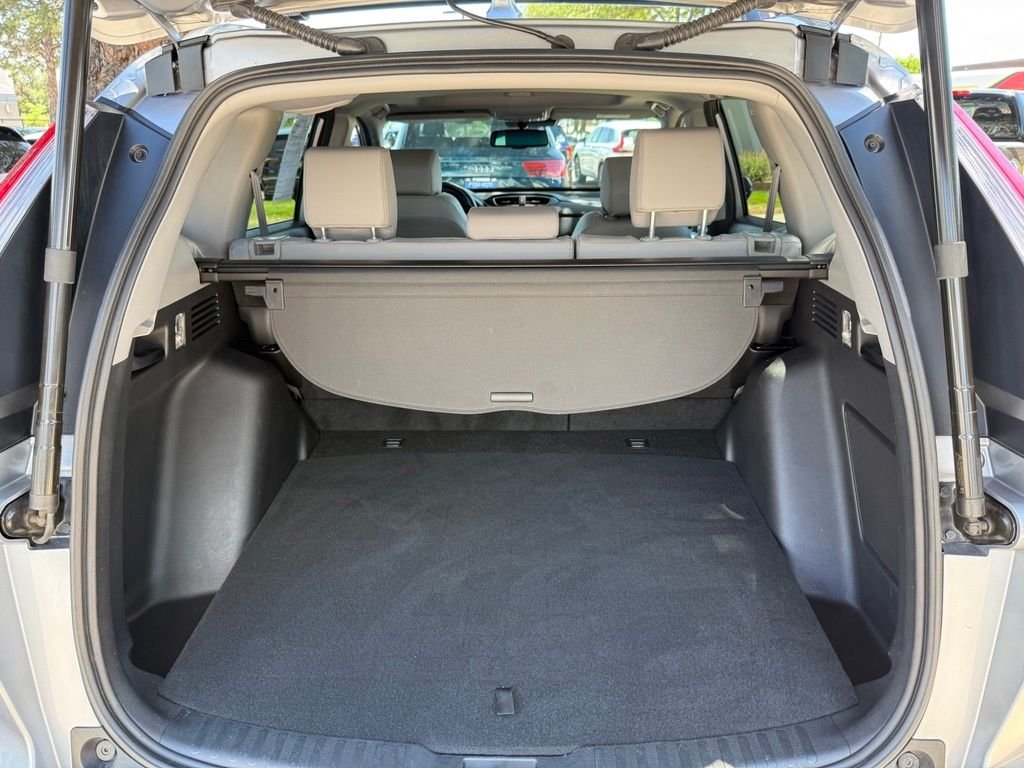 Used 2018 Lunar Silver Metallic Honda Touring image 17