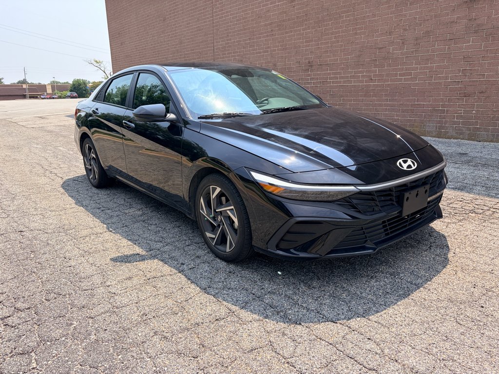 Used 2025 Abyss Black Hyundai SEL Sport image 7