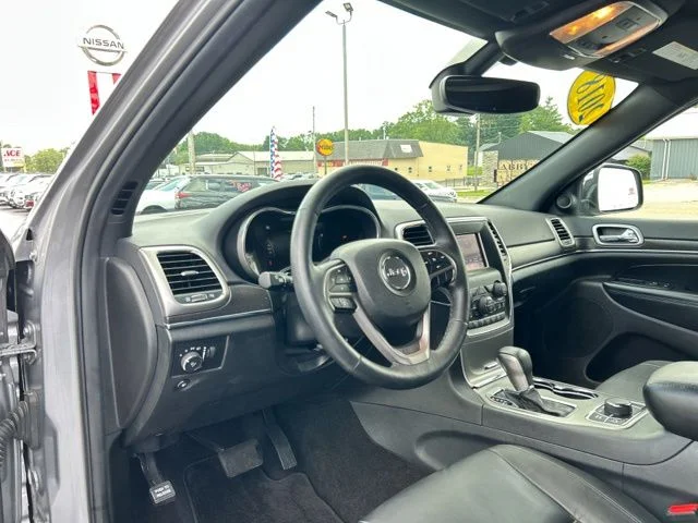 Used 2018 Silver Jeep Limited image 30