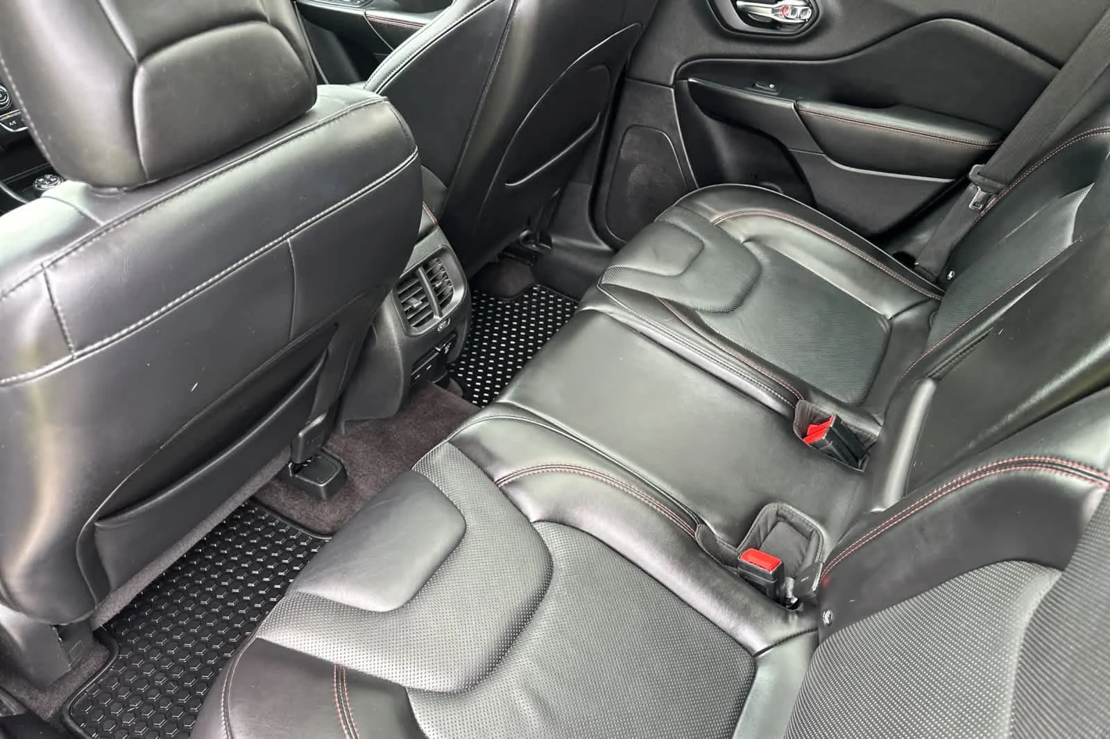 Certified Used 2019 Billet Silver Clearcoat Metallic Jeep Trailhawk Elite image 4