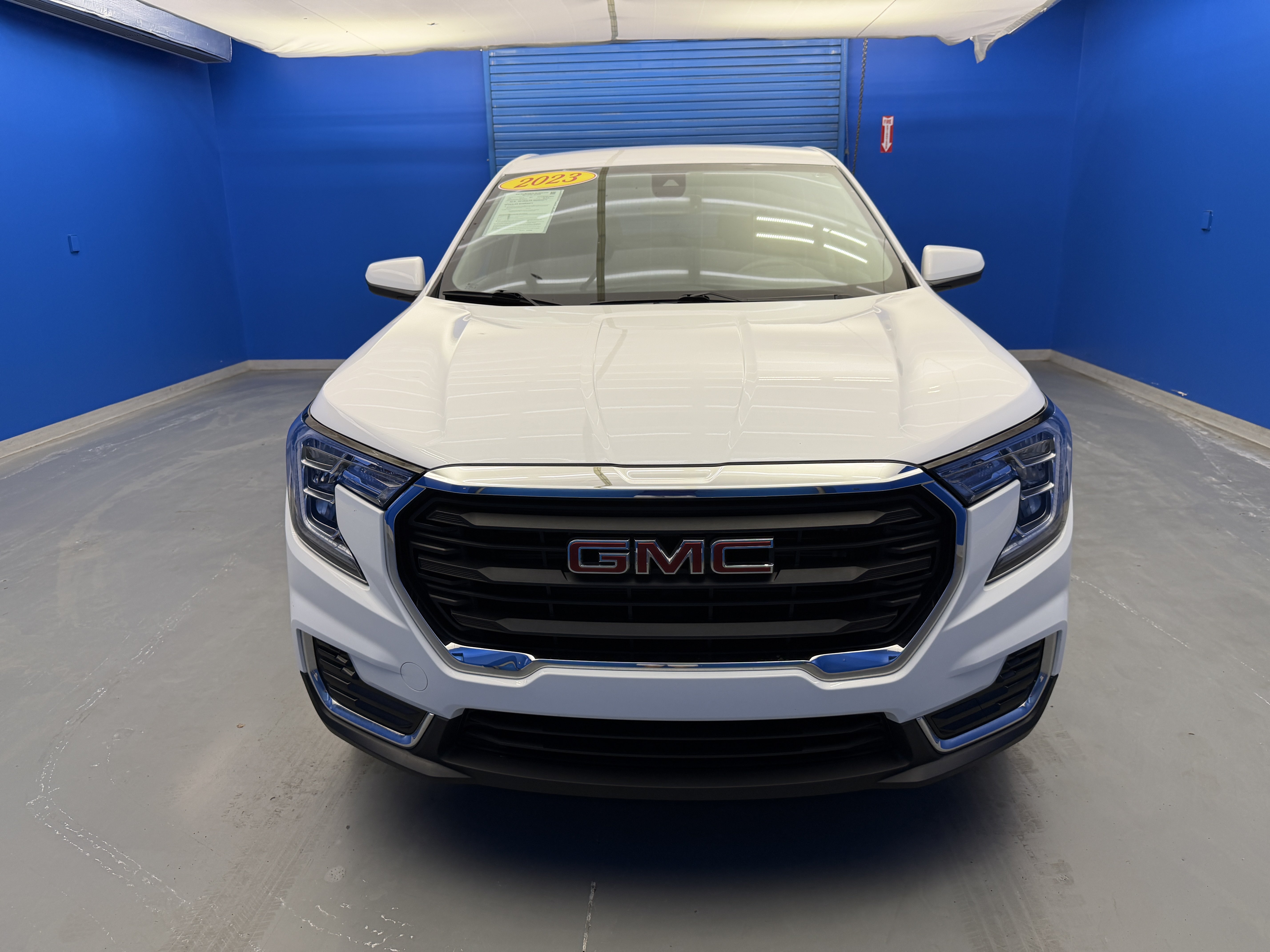 Used 2023 Summit White GMC SLE image 3