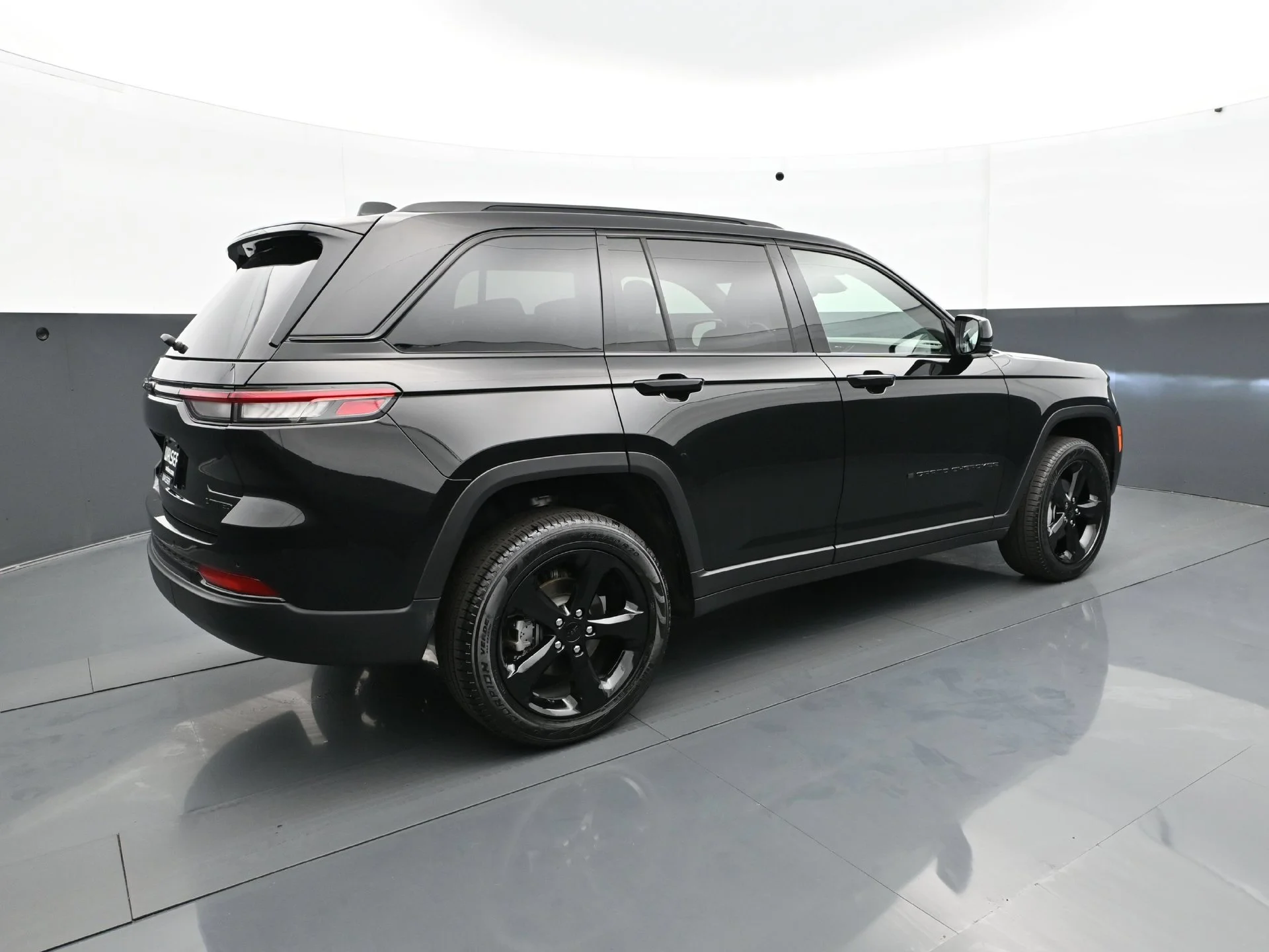 Used 2025 Diamond Black Crystal Pearlcoat Jeep Limited image 9