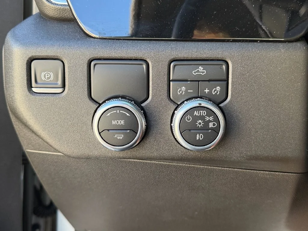 Used 2022 Silver GMC Elevation image 16