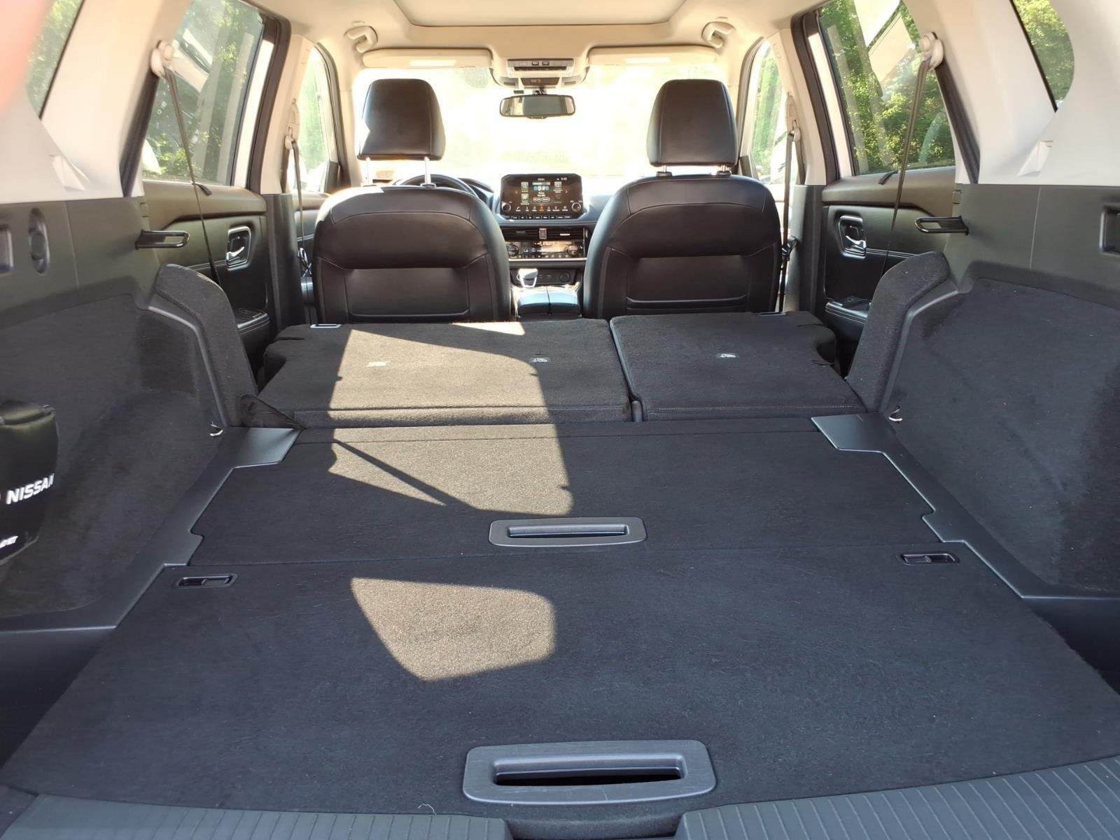 Used 2022 Brilliant Silver Metallic Nissan Platinum image 28
