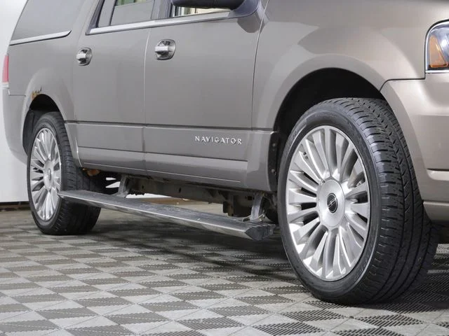 Used 2015 Brown Lincoln Base image 2