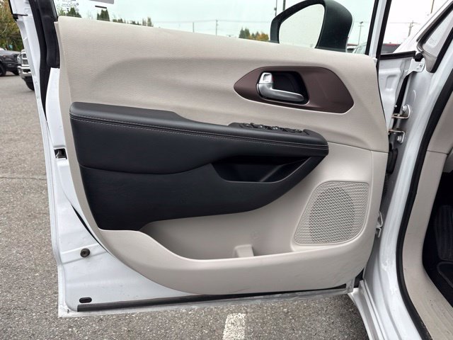 Used 2023 Bright White Clearcoat Chrysler LX image 9