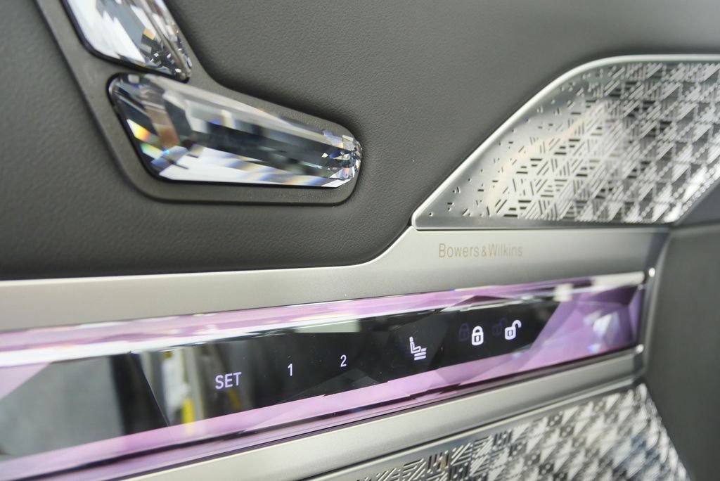 New 2026 Oxide Grey Metallic BMW xDrive60 image 9