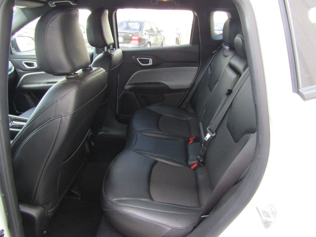 Used 2024 White Jeep Latitude image 27