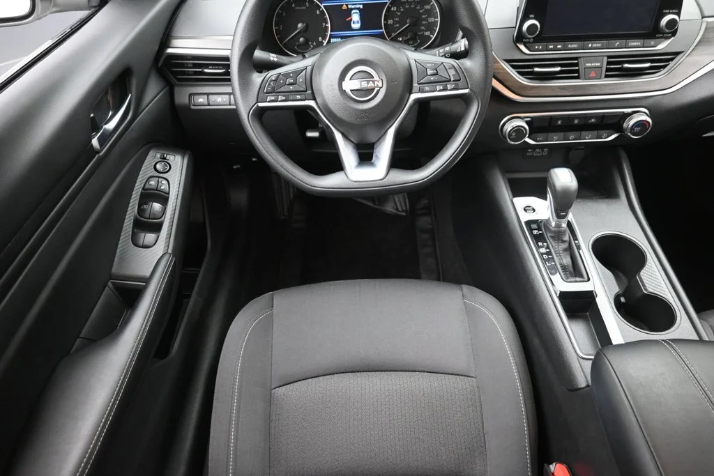 Used 2025 White Nissan 2.5 SV image 12
