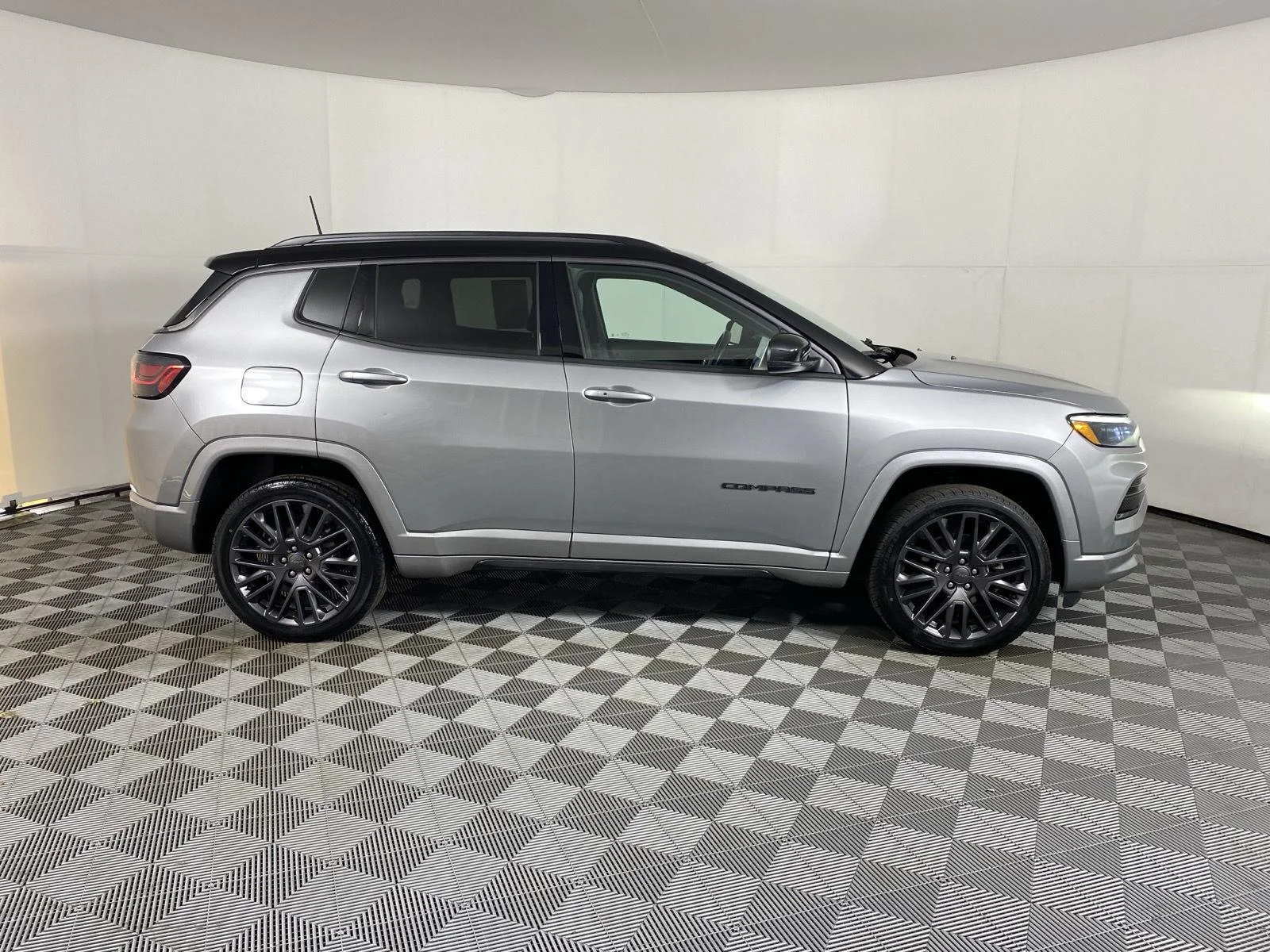 Used 2022 Billet Silver Metallic Clearcoat Jeep High Altitude image 9