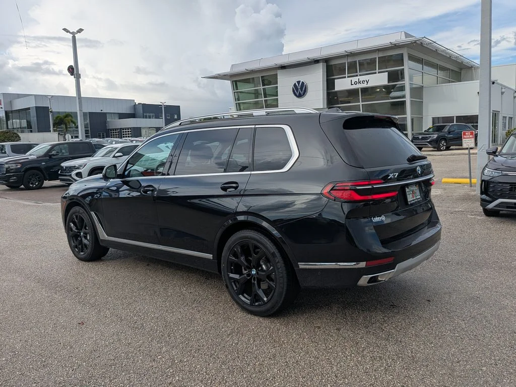 Used 2024 Black BMW xDrive40i image 4