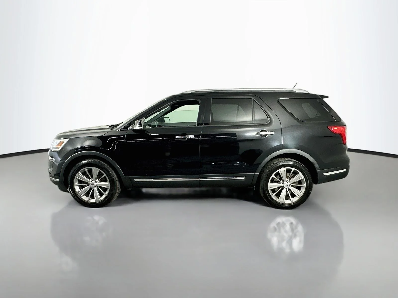 Used 2018 Shadow Black Ford Limited image 5