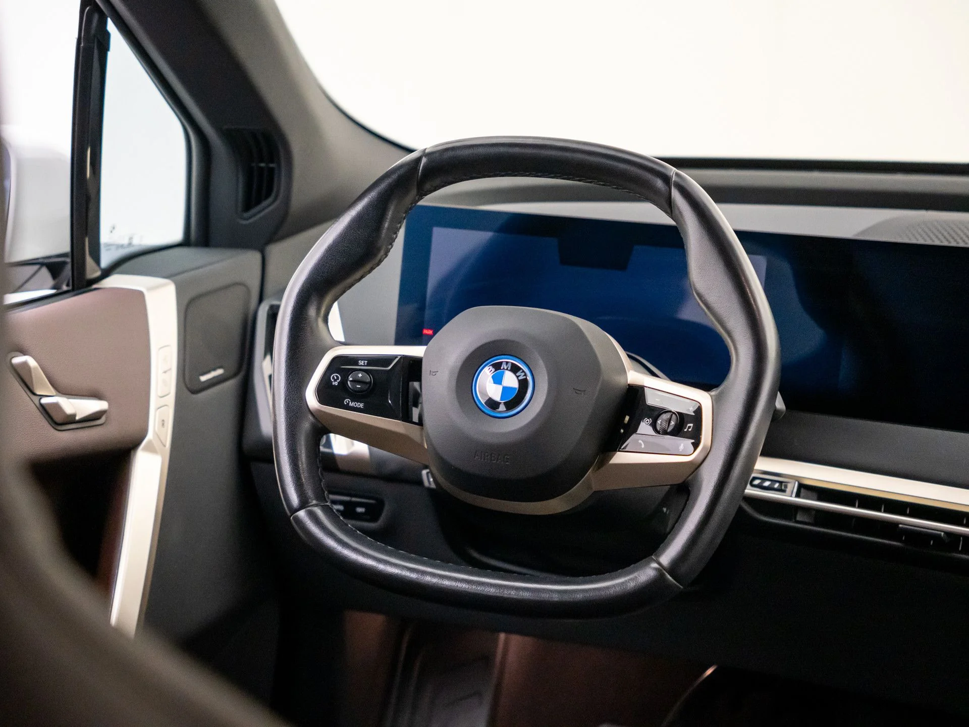 Used 2024 White BMW xDrive50 image 11