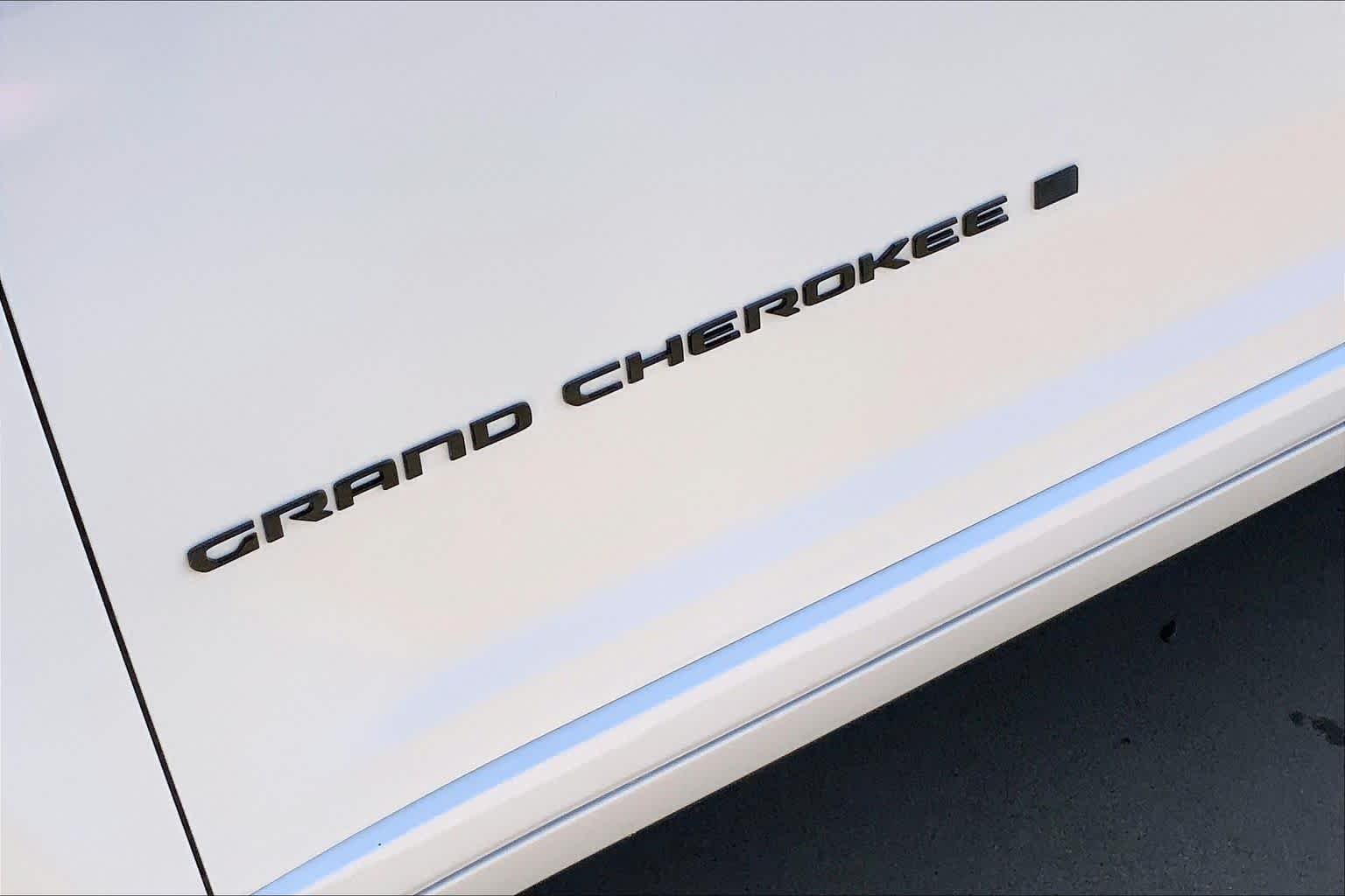 New 2026 Bright White Clear-Coat Exterior Paint Jeep Limited Reserve image 15