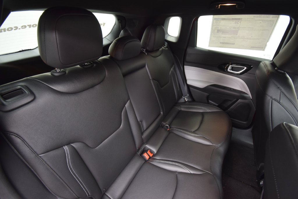 New 2026 Diamond Black Crystal Pearl-Coat Exterior Paint Jeep Limited image 16