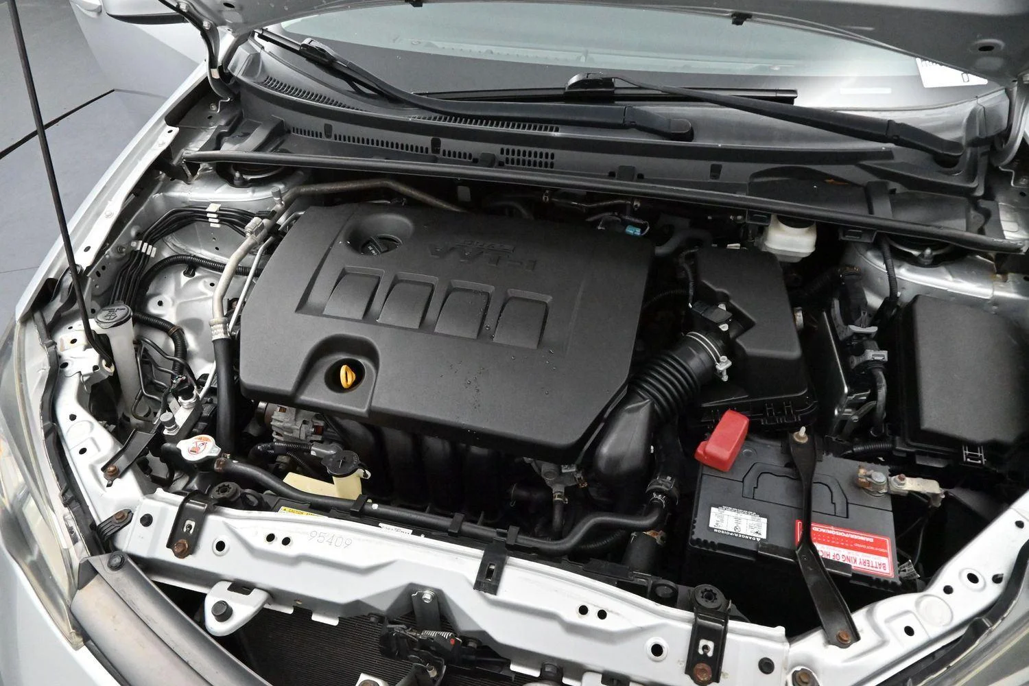 Used 2019 Classic Silver Metallic Toyota LE image 29