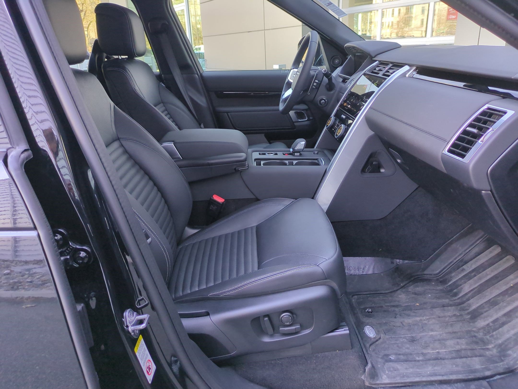 Used 2025 Santorini Black Metallic Land Rover S image 27