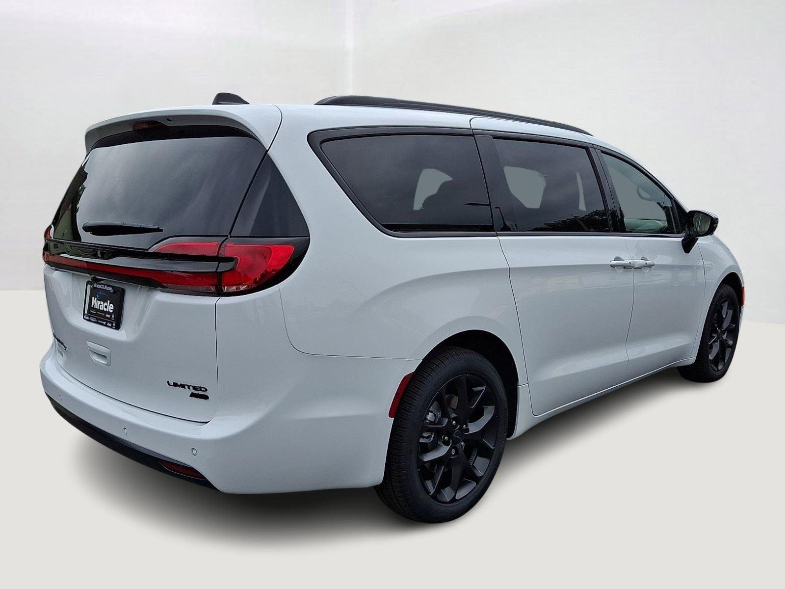 New 2027 Bright White Clear-Coat Exterior Paint Chrysler Limited image 3