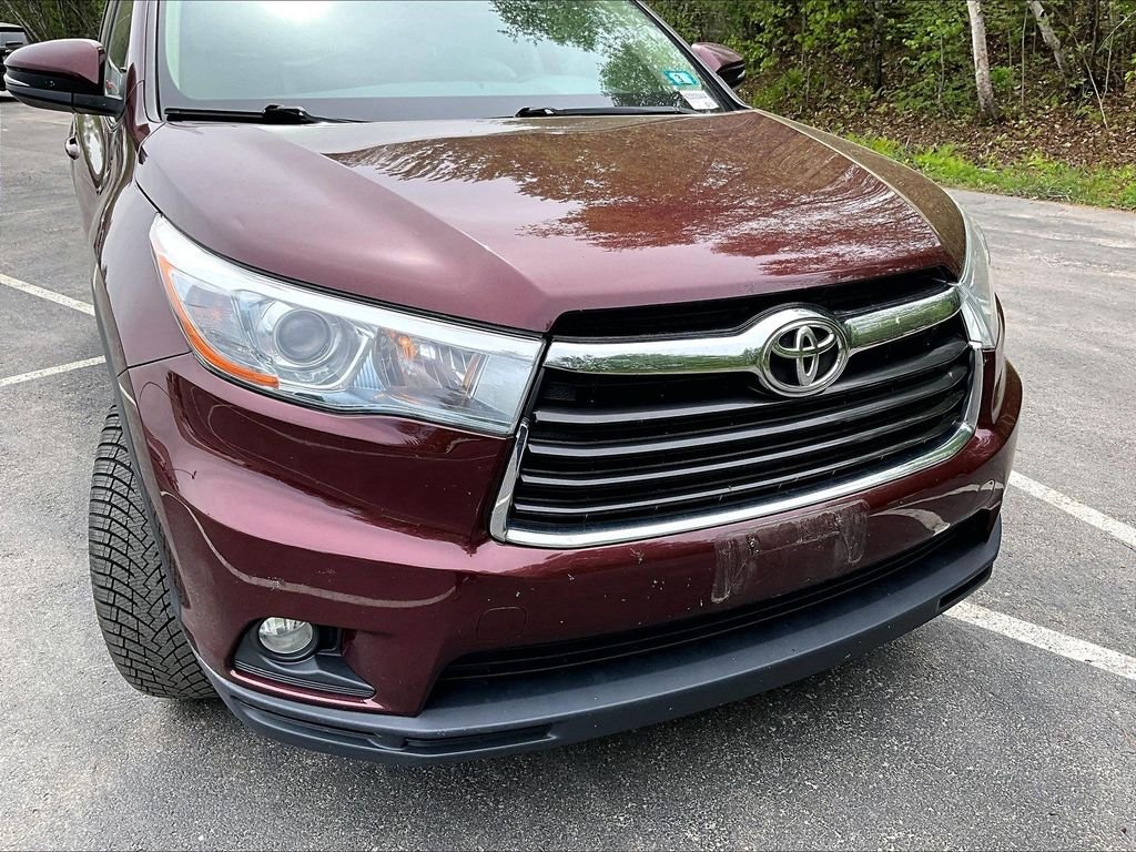 Used 2016 Red Toyota XLE V6 image 5