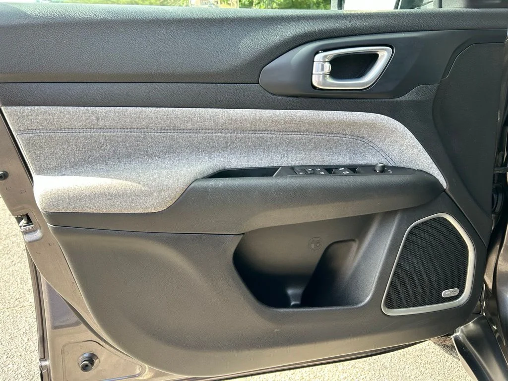Used 2022 Gray Jeep Latitude image 12