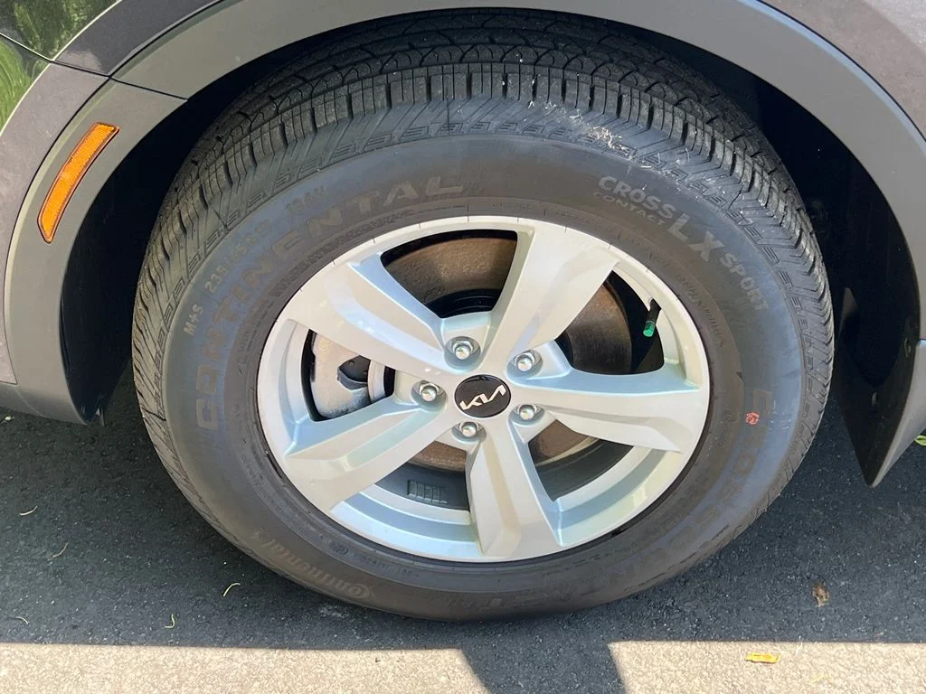 2025 Kia Sorento LX - Photo 11