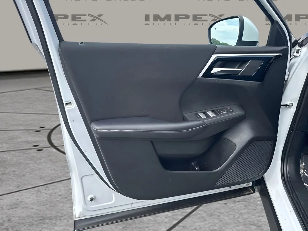 Used 2022 White Mitsubishi ES image 22