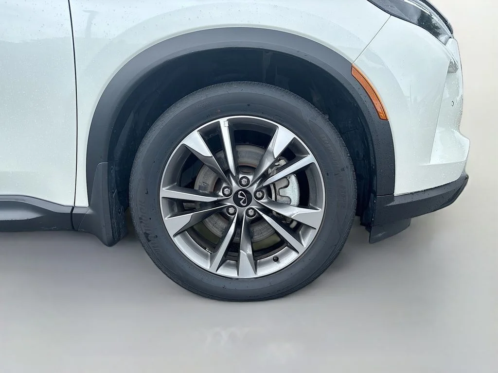 Used 2025 White INFINITI LUXE image 12