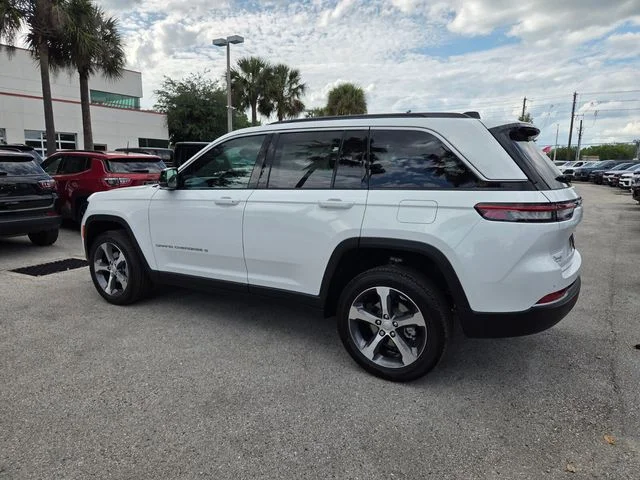 New 2026 Bright White Clear-Coat Exterior Paint Jeep Limited image 10