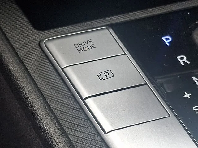 Used 2022 Black Hyundai SEL image 23