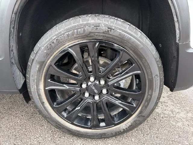 Used 2023 White GMC SLE image 31