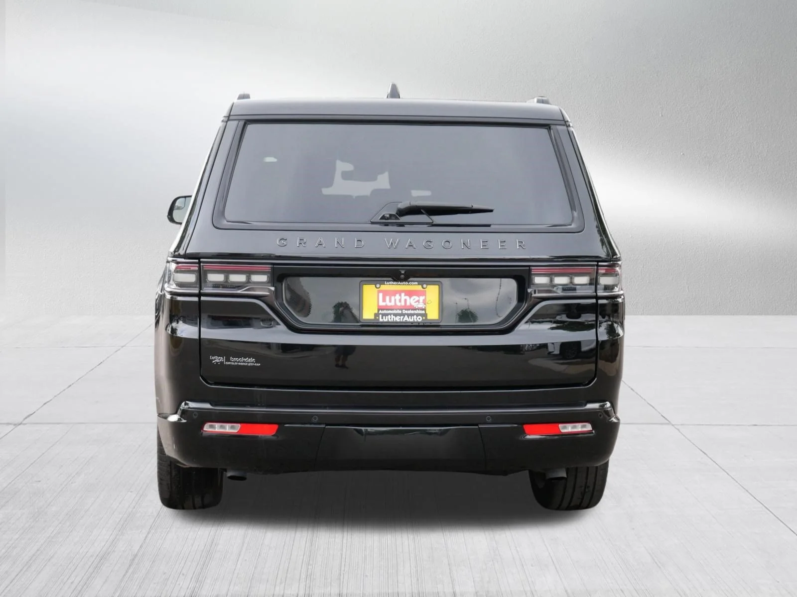 Used 2025 Diamond Black Crystal Pearlcoat Jeep Series III Obsidian image 6
