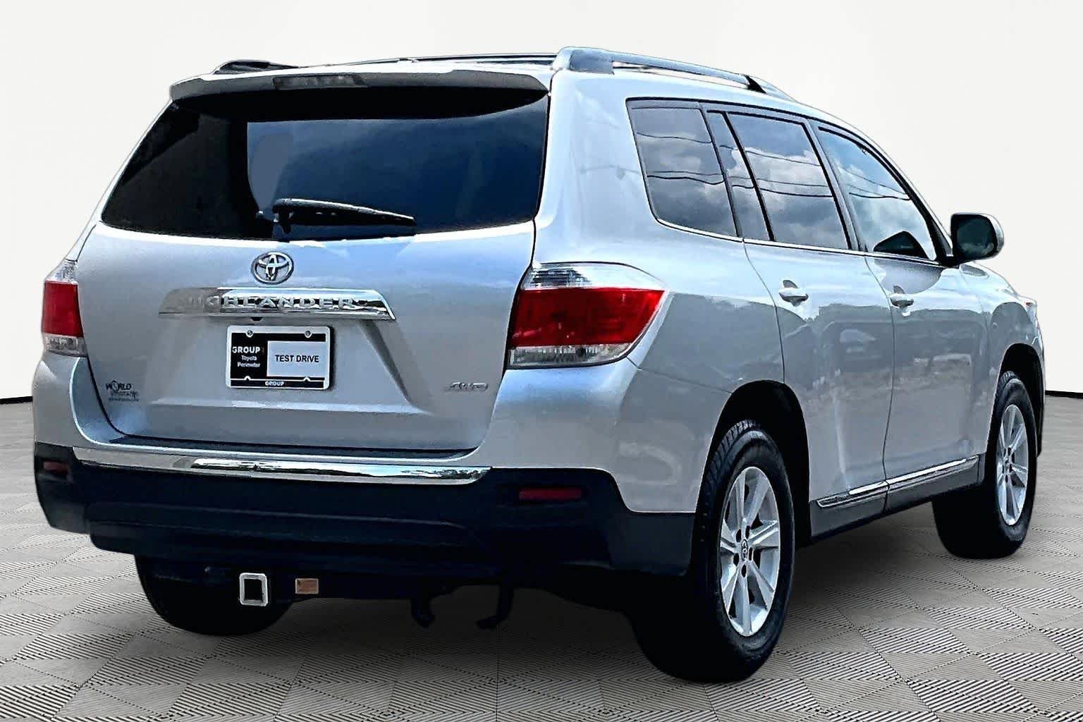 Used 2013 Classic Silver Metallic Toyota SE image 13