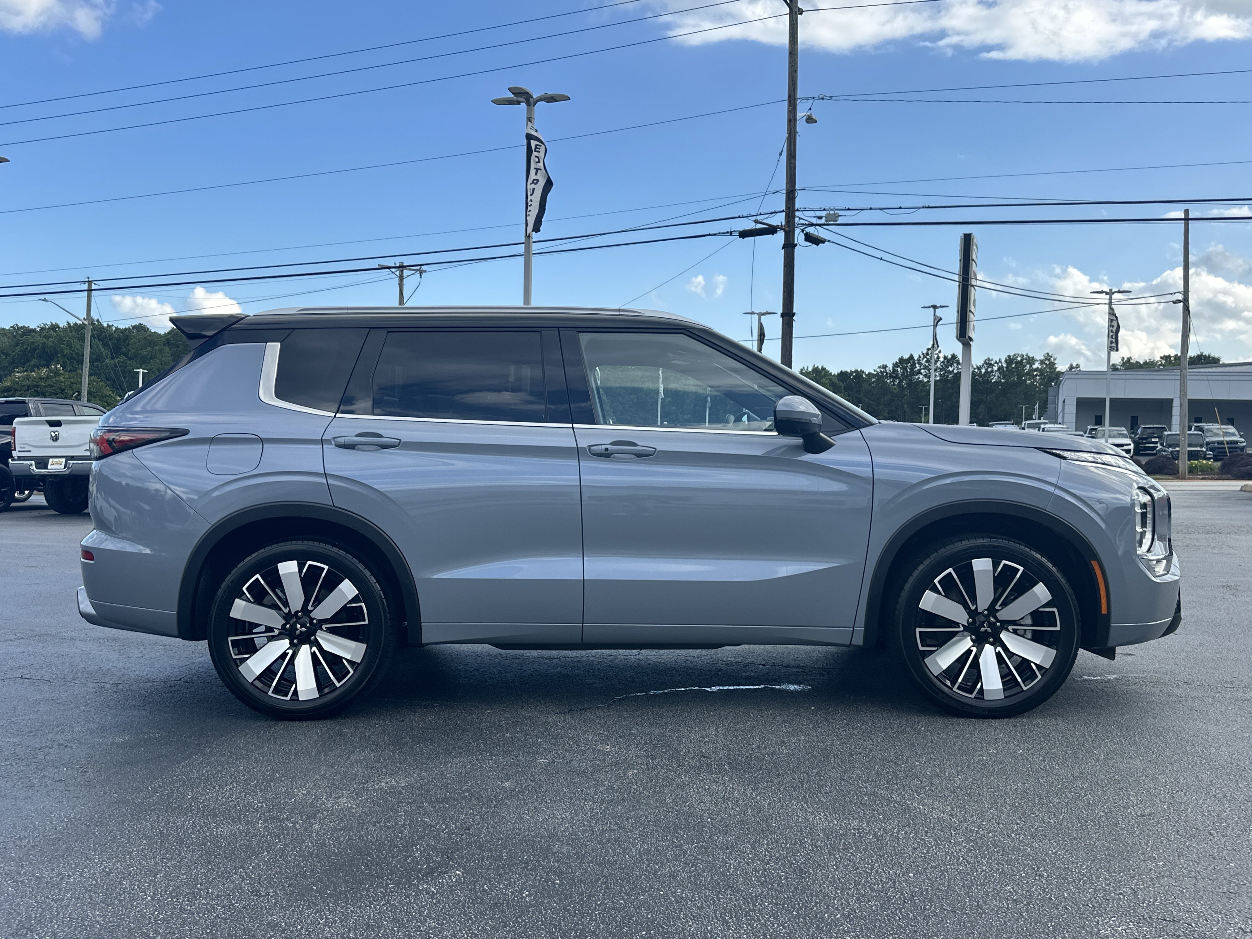 Used 2025  Mitsubishi SEL image 9