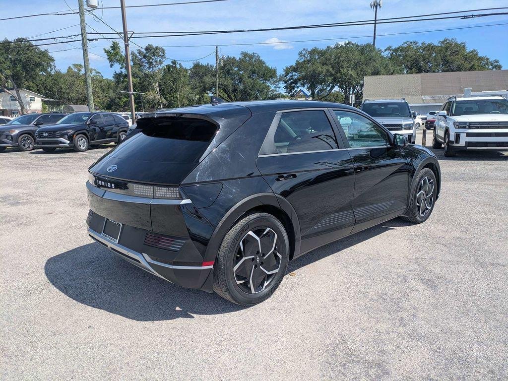 New 2023 Black Hyundai SE image 3