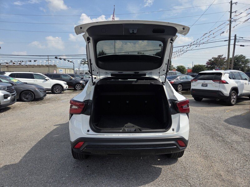 Used 2025 White Chevrolet 2RS image 26