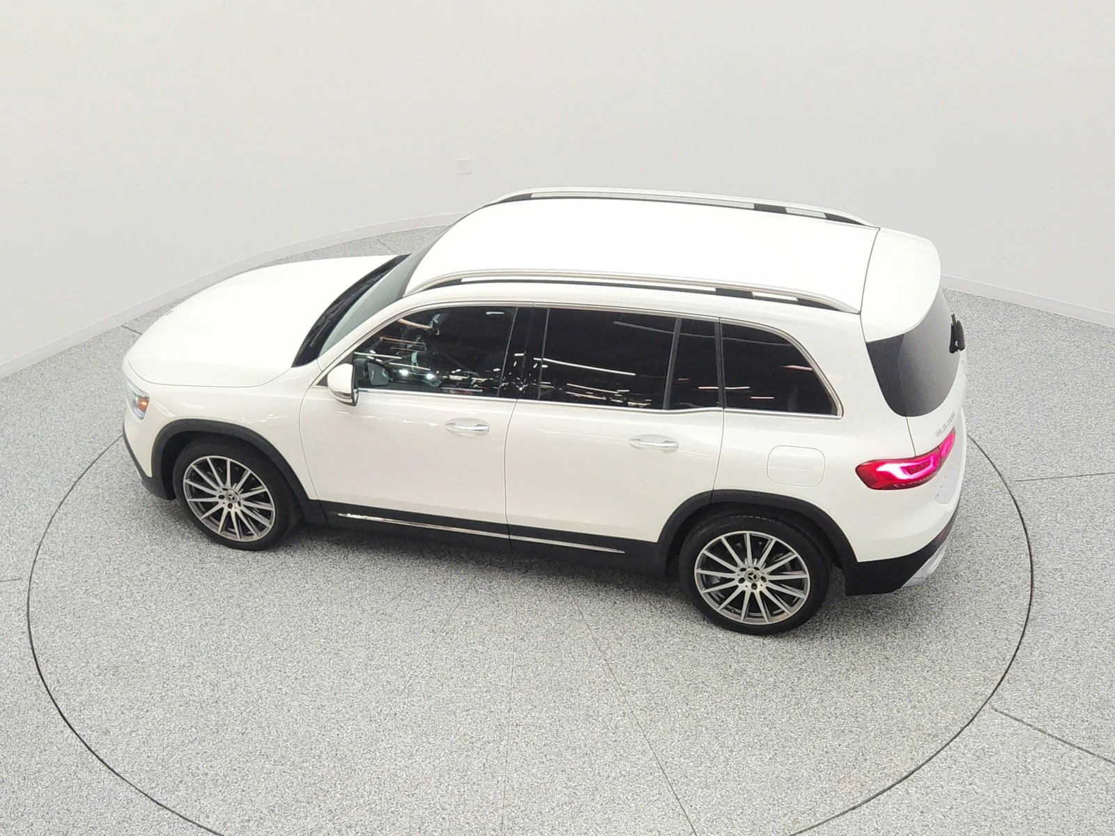 Used 2022 Polar White Mercedes-Benz GLB 250 SUV image 28