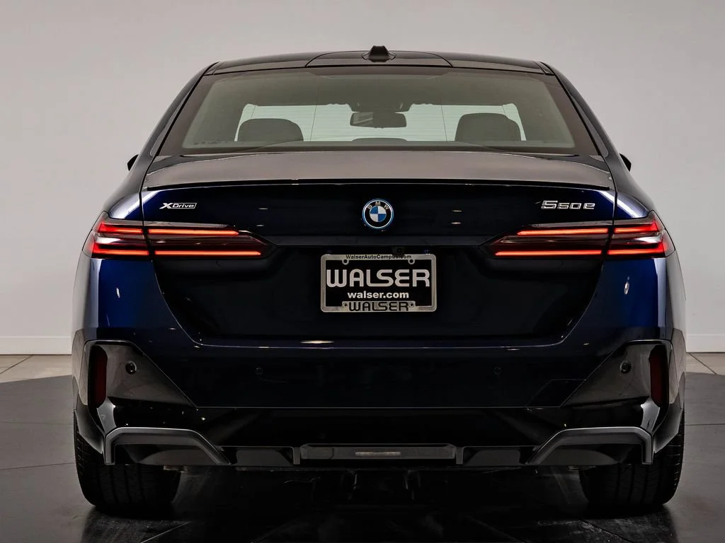 New 2027 Tanzanite Blue II Metallic BMW 550e xDrive image 7