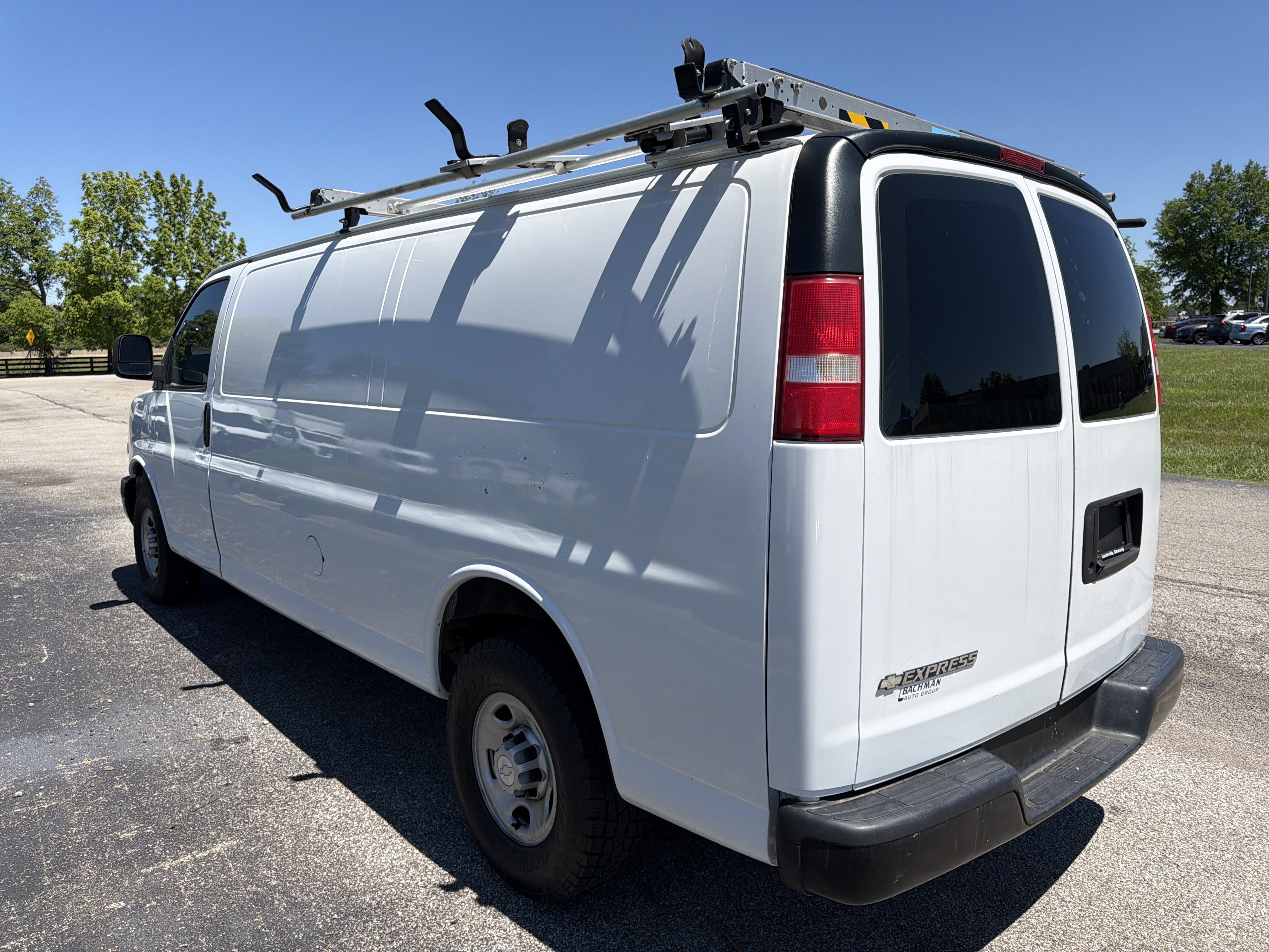 Used 2018 Summit White Chevrolet  image 5