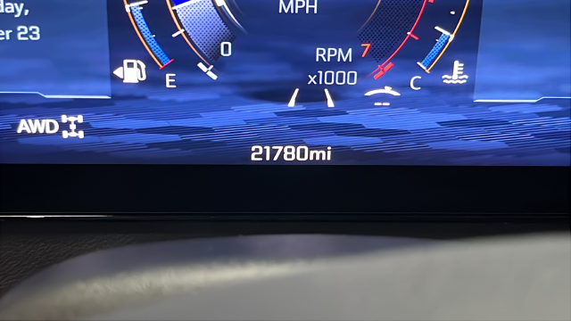 Used 2024 Summit White Chevrolet Z71 image 11