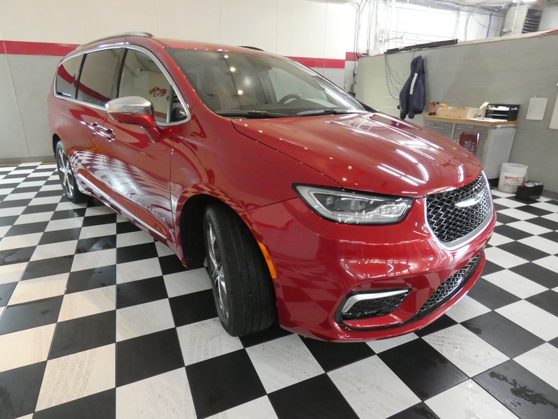Used 2024 RED Chrysler Pinnacle FWD image 3