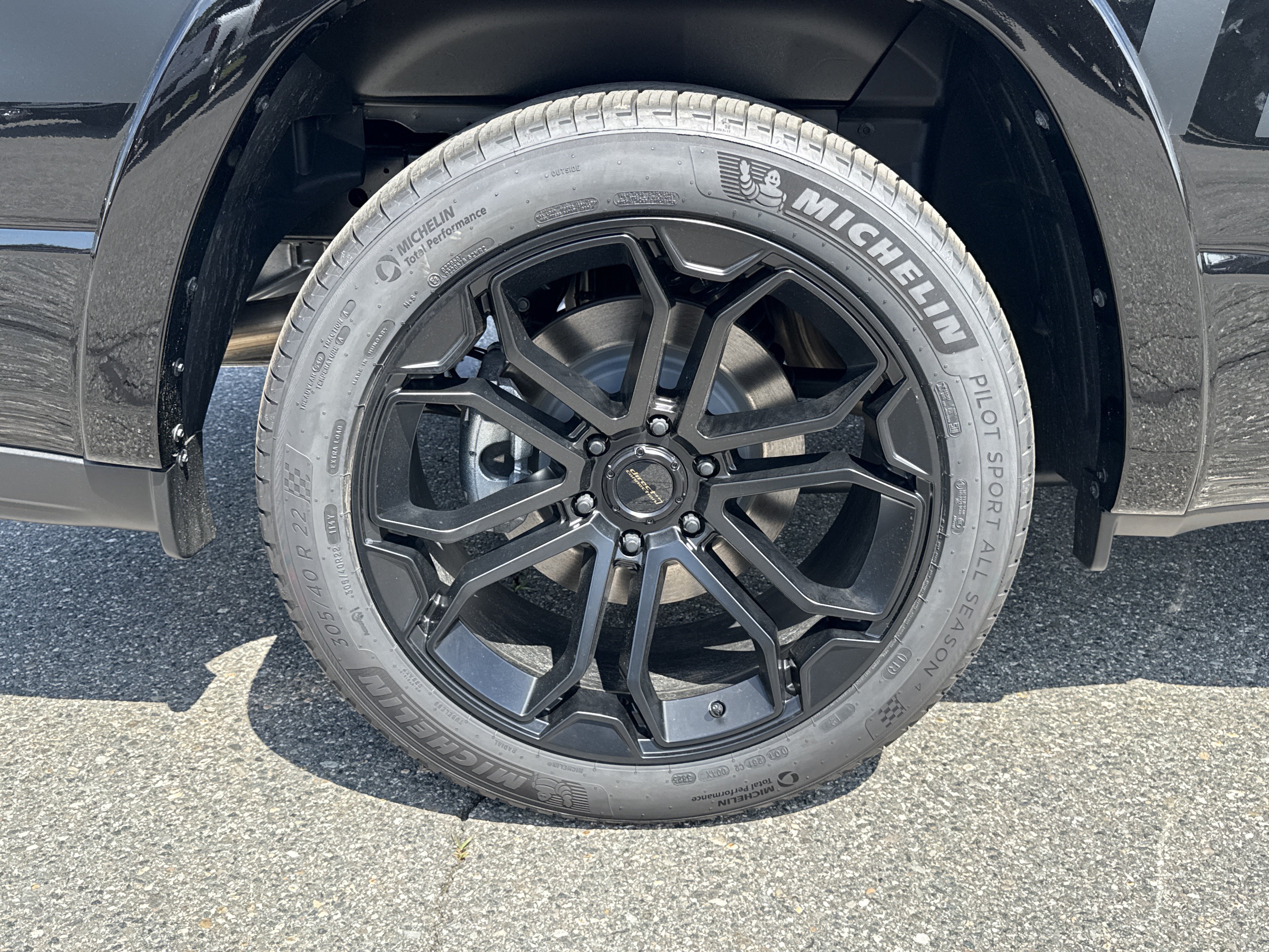 New 2026 Diamond Black Crystal Pearl-Coat Exterior Paint RAM Big Horn image 8