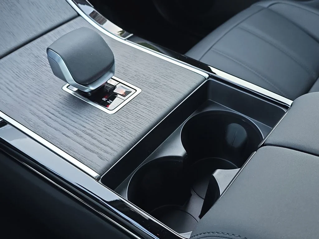 New 2026 Fuji White LAND ROVER Dynamic SE image 25