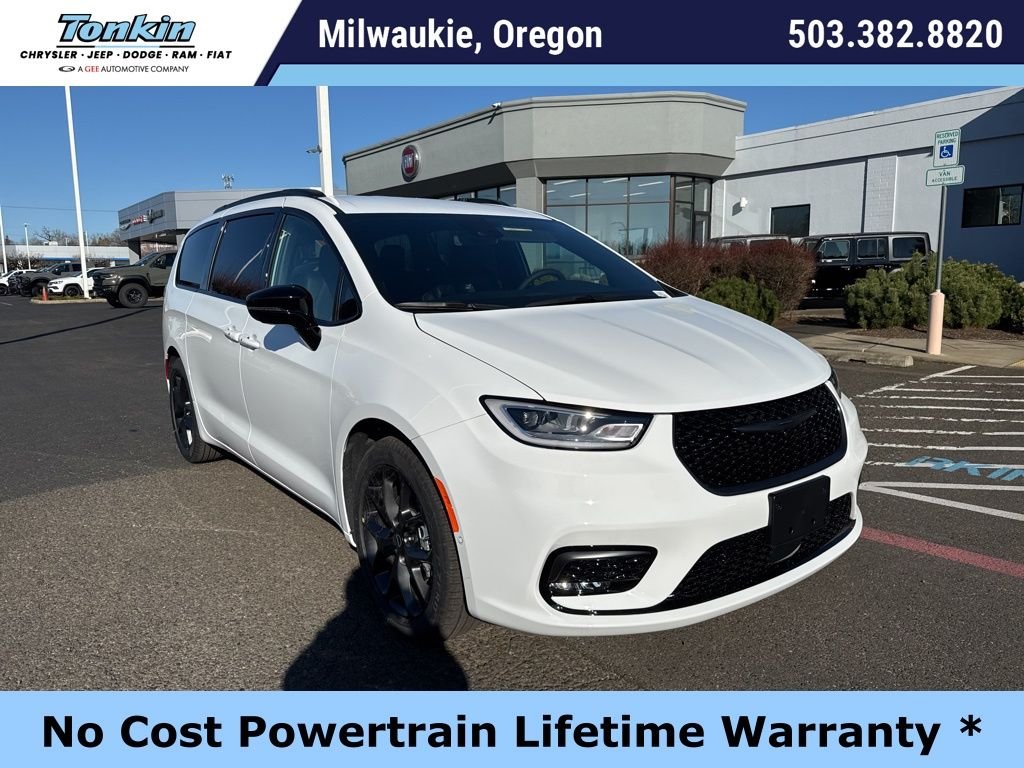 2026 Chrysler Pacifica Select's photo