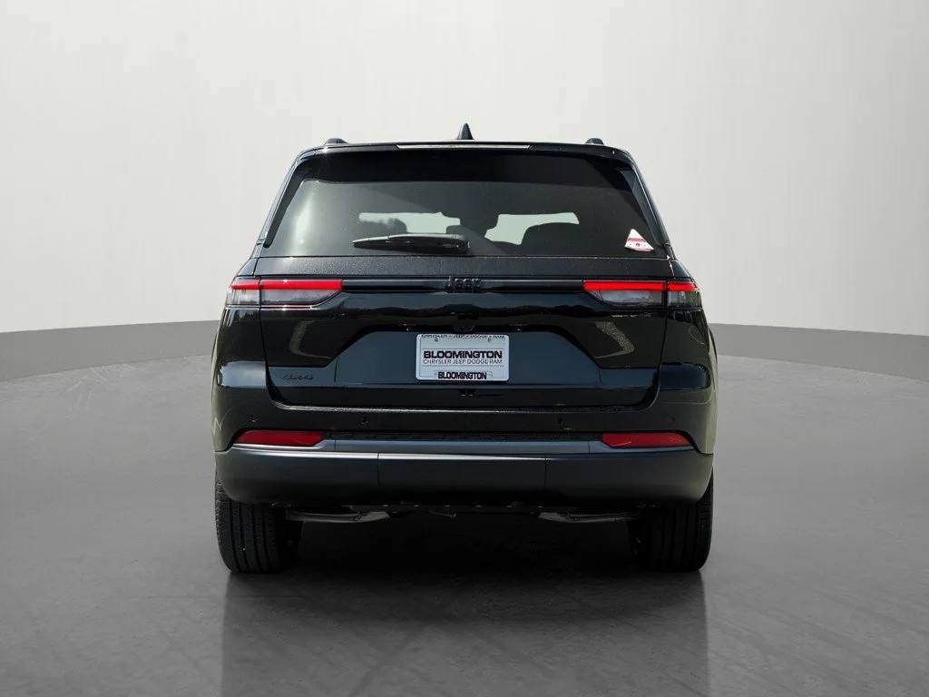New 2026 Diamond Black Crystal Pearlcoat Jeep Limited image 4
