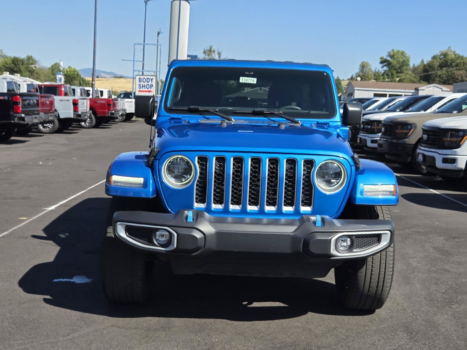 Used 2023 Hydro Blue Pearlcoat Jeep Sahara image 2