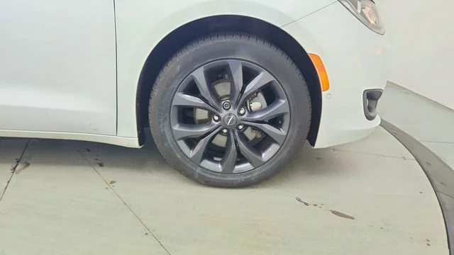 Used 2018 White Chrysler Touring L image 15