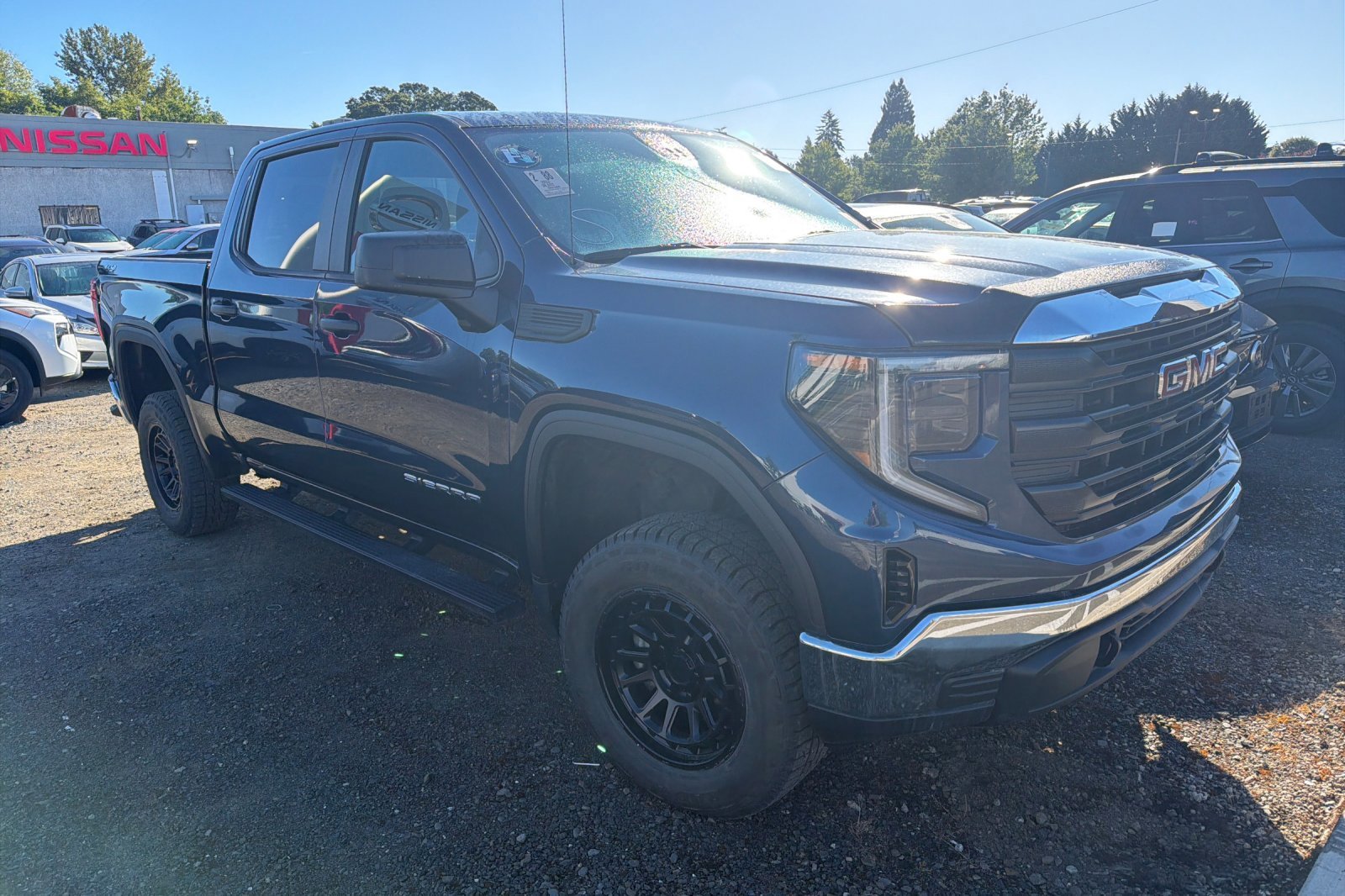 Used 2023  GMC Pro image 2