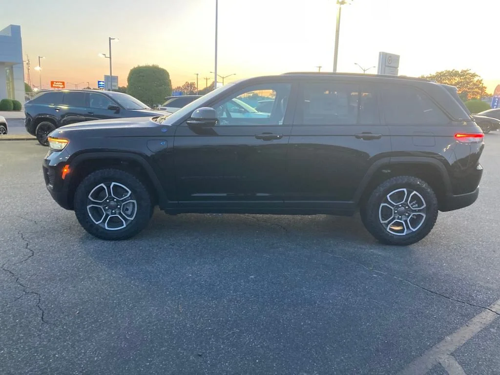 New 2024 Diamond Black Crystal Pearlcoat Jeep Trailhawk 4xe image 2