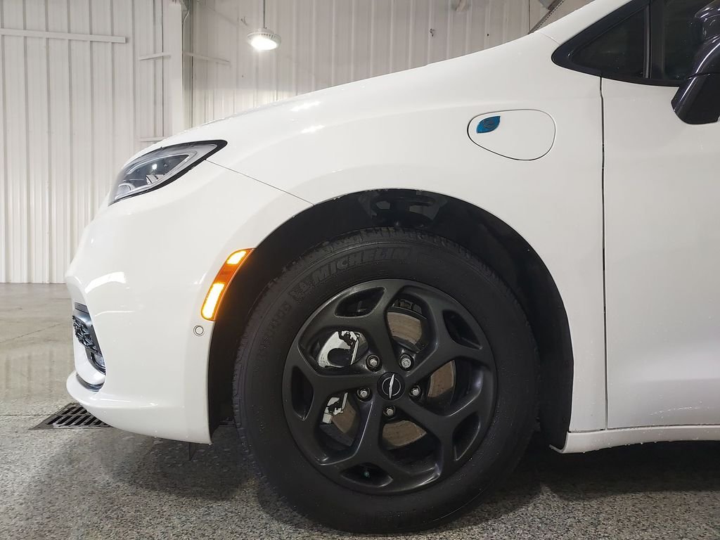Used 2024 White Chrysler Select image 16